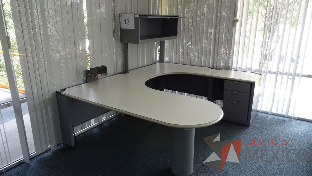 Lote 013 - Escritorio en herradura color blanco con archivero de pedestal y un gabinete superior