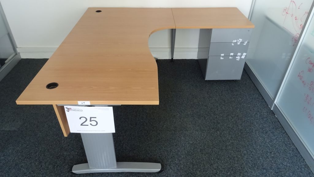Lote 025 - Escritorio en escuadra color café con archivero de pedestal - Imagen 3