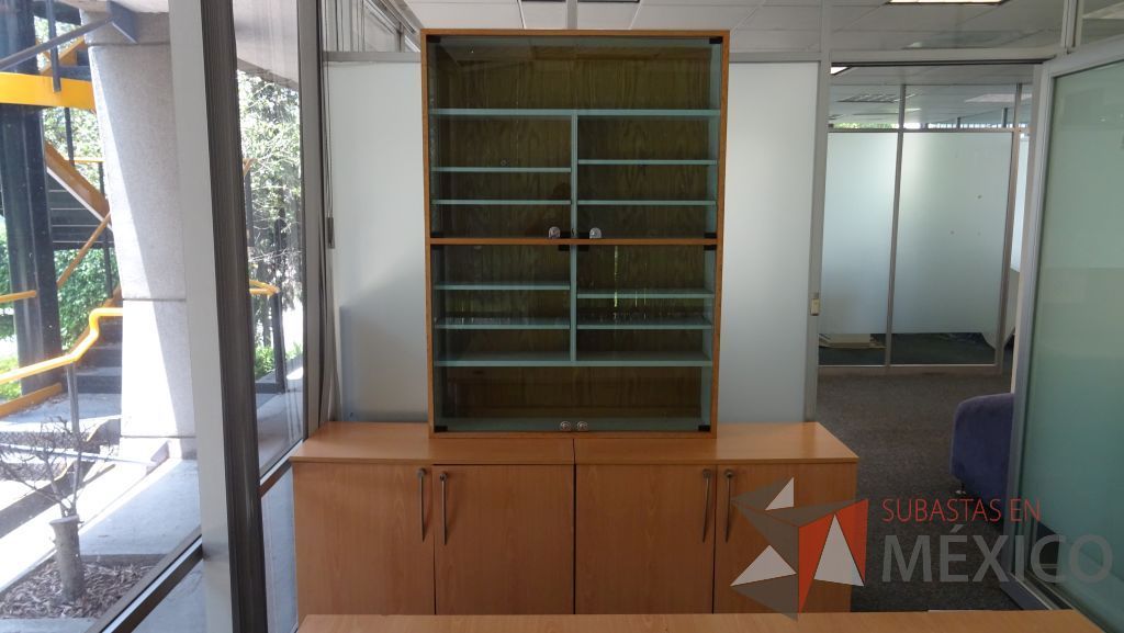 Lote 038 - Escritorio en escuadra color café con credenza y librero