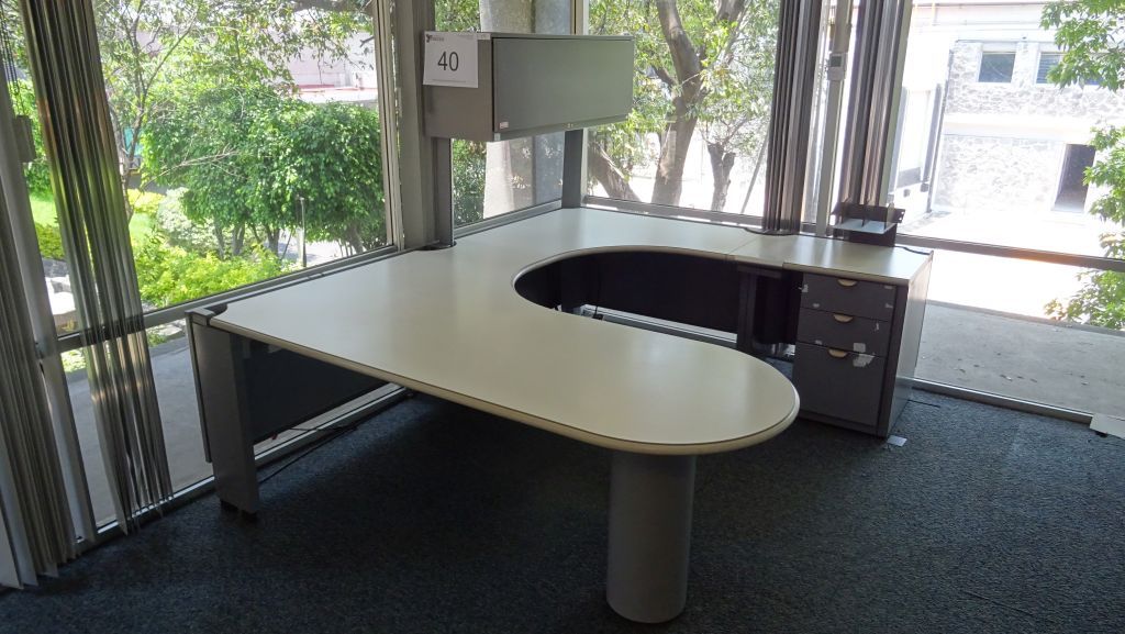 Lote 040 - Escritorio en herradura con archivero de pedestal