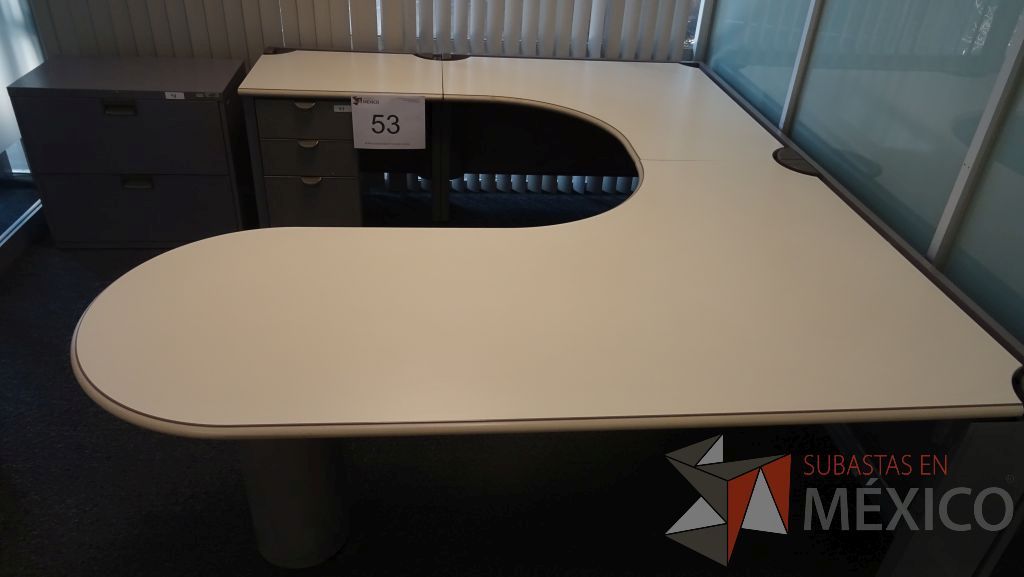 Lote 053 - Escritorio en herradura color blanco con archivero de pedestal con 3 cajones - Imagen 2