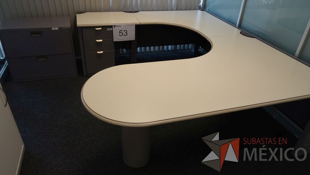 Lote 053 - Escritorio en herradura color blanco con archivero de pedestal con 3 cajones