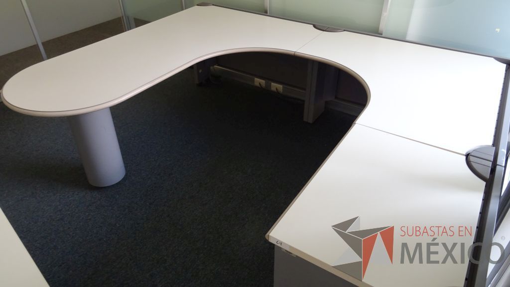 Lote 058 - Escritorio en herradura color blanco con archivero de pedestal con 3 cajones