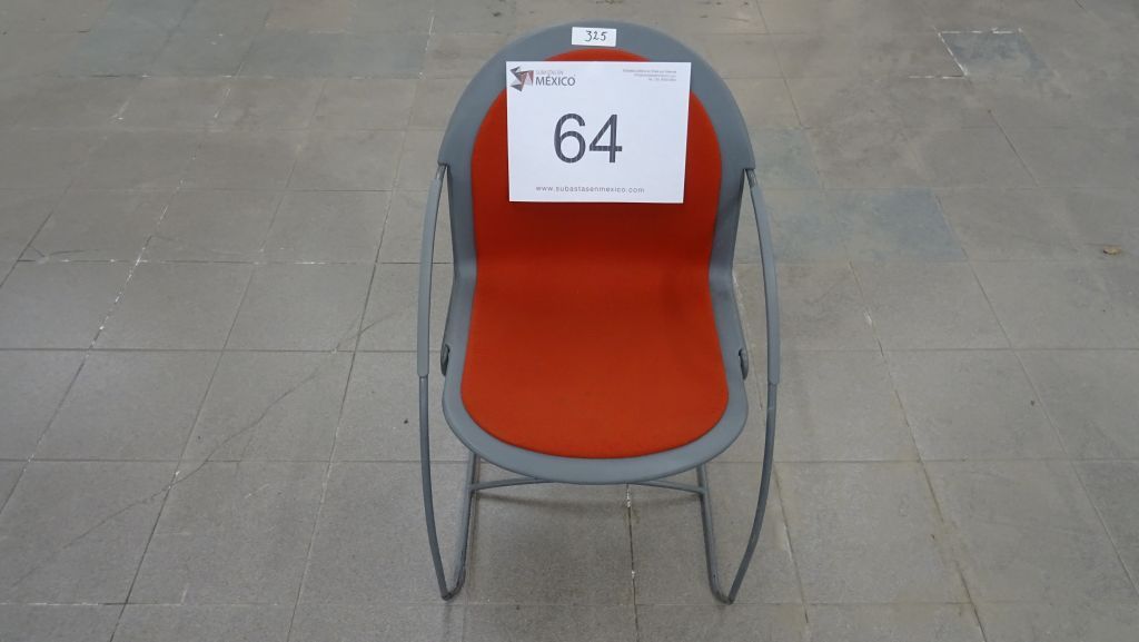 Lote 064 - 83 Sillas fijas para comedor en plástico en color gris con naranja