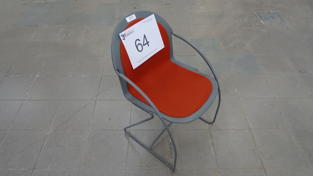 Lote 064 - 83 Sillas fijas para comedor en plástico en color gris con naranja - Imagen 3