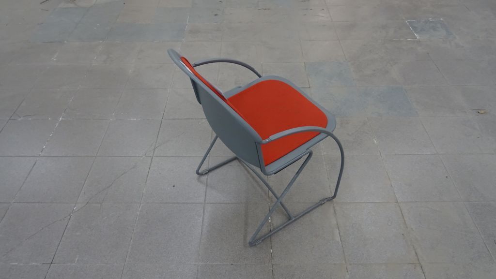 Lote 064 - 83 Sillas fijas para comedor en plástico en color gris con naranja - Imagen 4