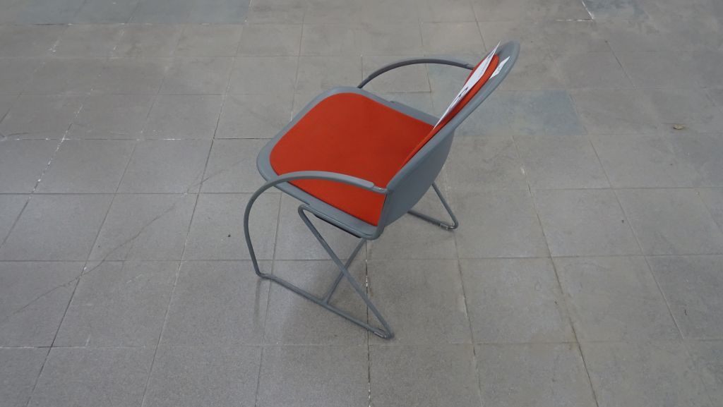 Lote 064 - 83 Sillas fijas para comedor en plástico en color gris con naranja - Imagen 5