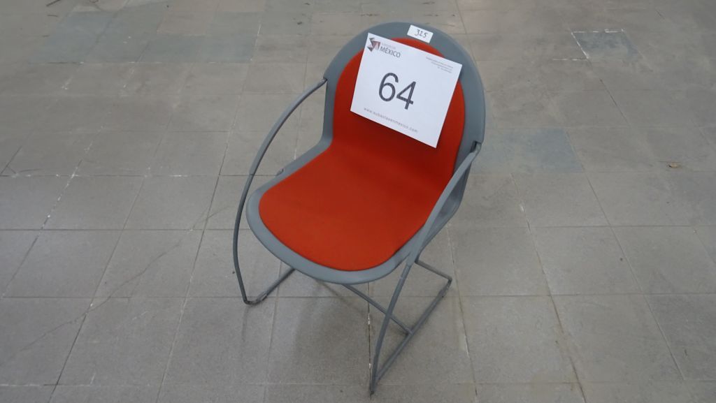 Lote 064 - 83 Sillas fijas para comedor en plástico en color gris con naranja - Imagen 6