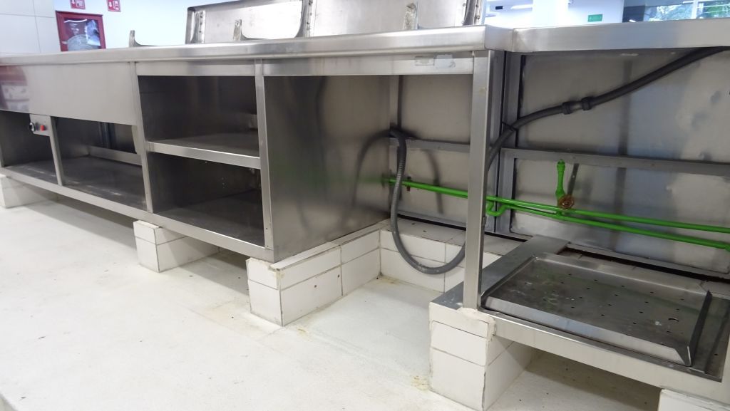 Lote 068 - Mueble de barra en acero inoxidable con insertos para baño maría, mesa de trabajo - Imagen 9