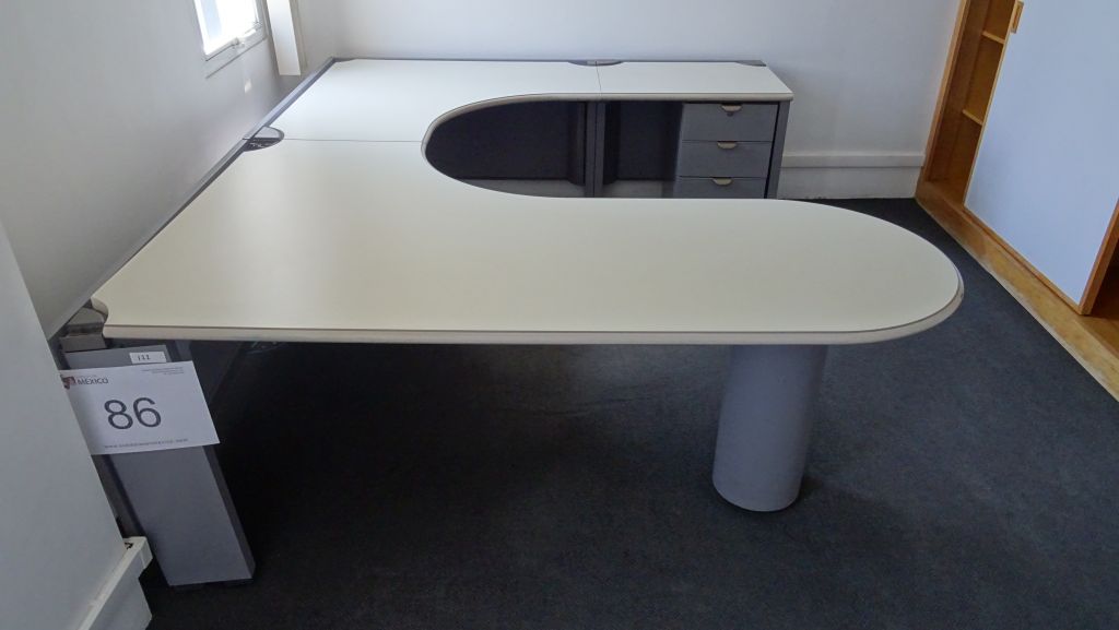 Lote 060 - Escritorio en herradura color blanco con archivero de pedestal con 3 cajones