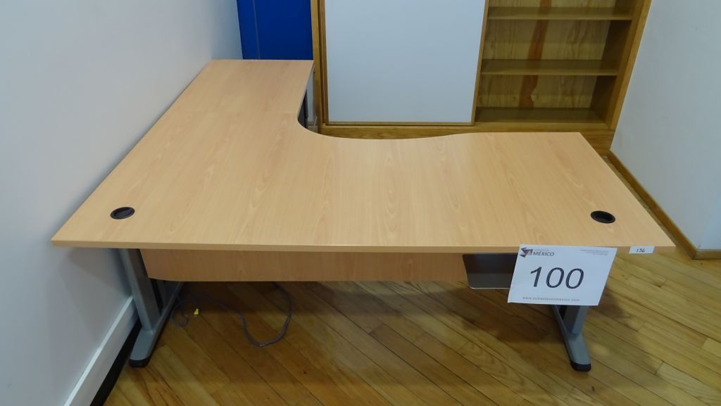 Lote 100 - Escritorio en escuadra color cafe con archivero de pedestal