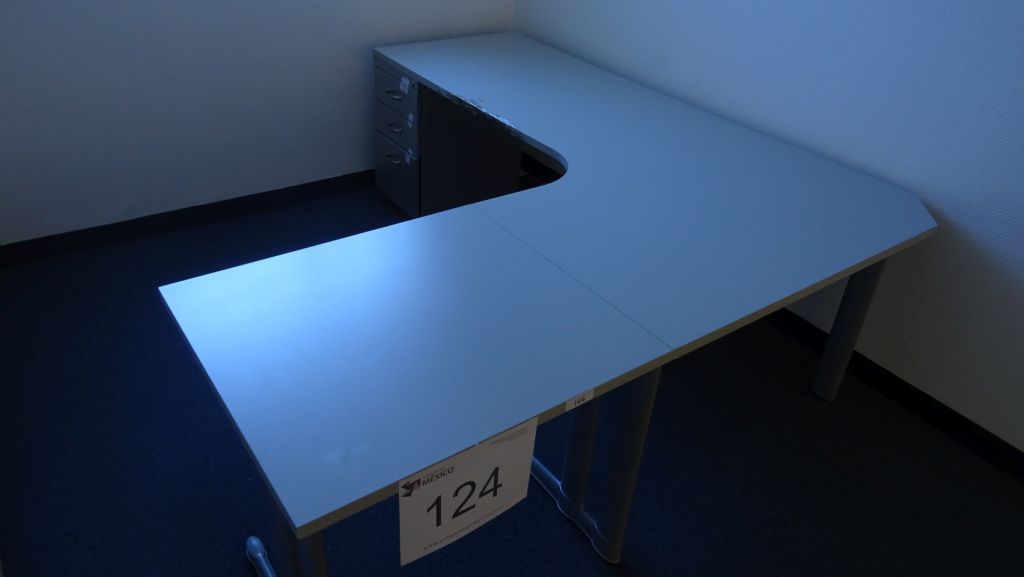 Lote 124 - Escritorio en escuadra color hueso con archivero de pedestal