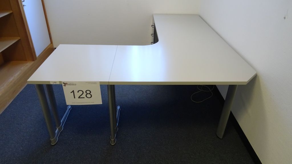 Lote 128 - Escritorio en escuadra color hueso con archivero de pedestal
