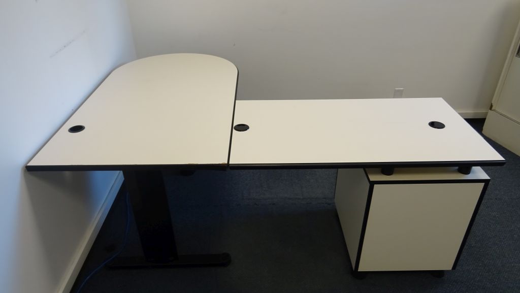Lote 076 - Escritorio en "L" color hueso con archivero de pedestal - Imagen 3