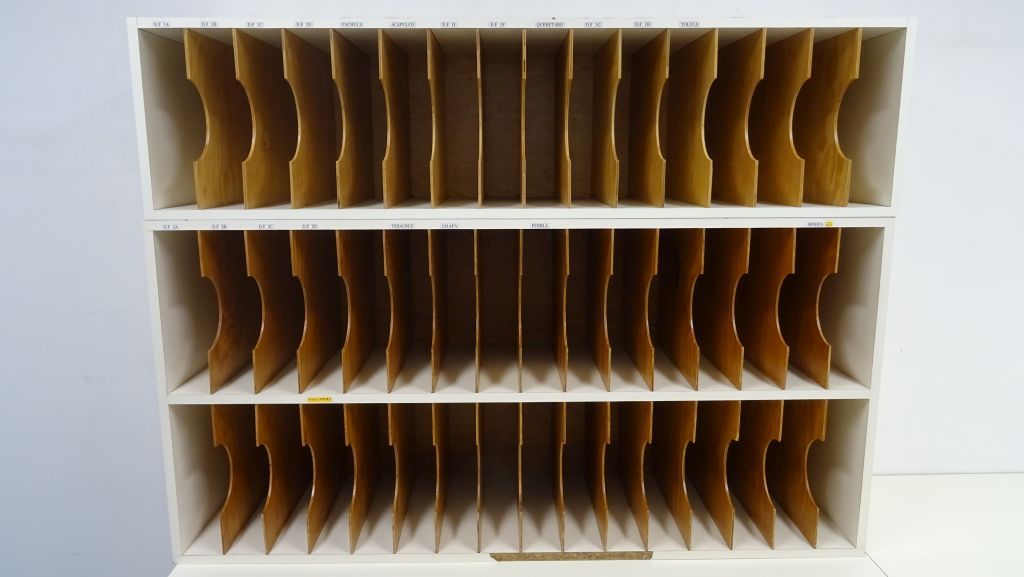 Lote 142 - 2 Libreros con divisiones - Imagen 3