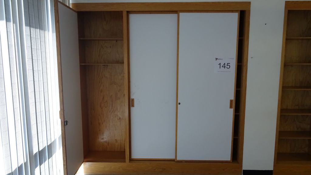 Lote 145 - 2 Clósets empotrados, 1 con 2 puertas y 1 con 3 puertas