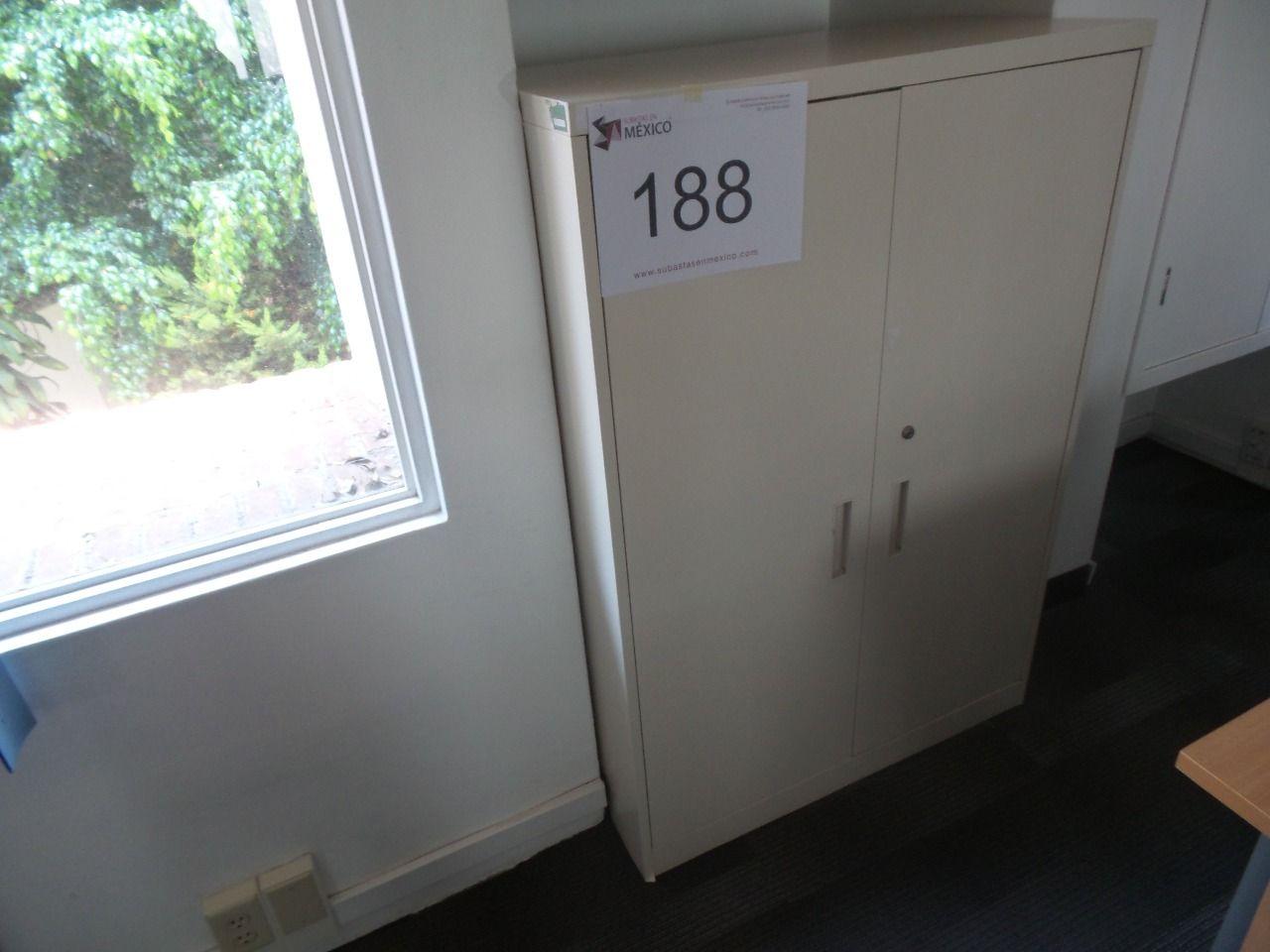 Lote 188 - Gabinete alto con 2 puertas y chapa, con 3 entrepaños
