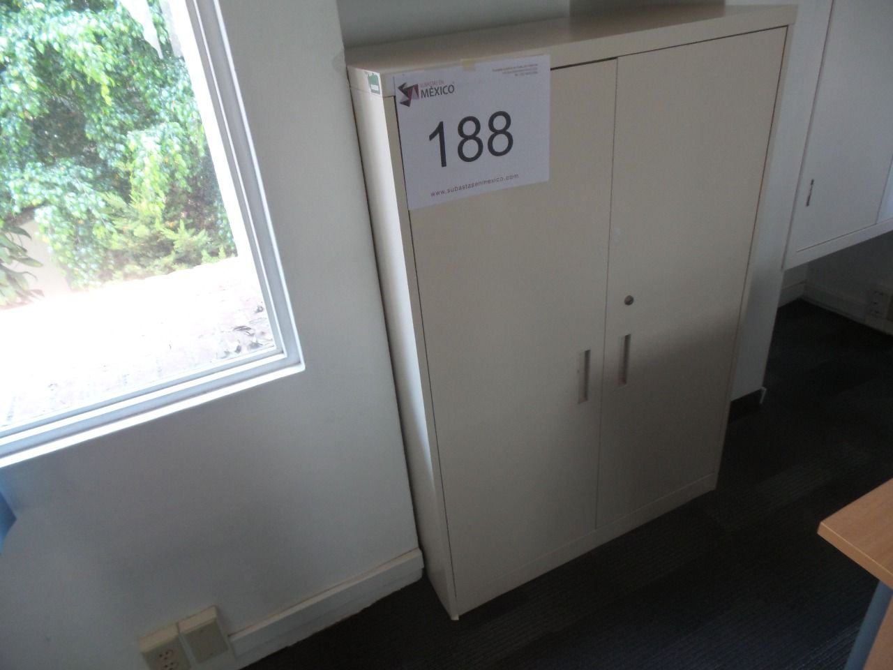 Lote 188 - Gabinete alto con 2 puertas y chapa, con 3 entrepaños - Imagen 2