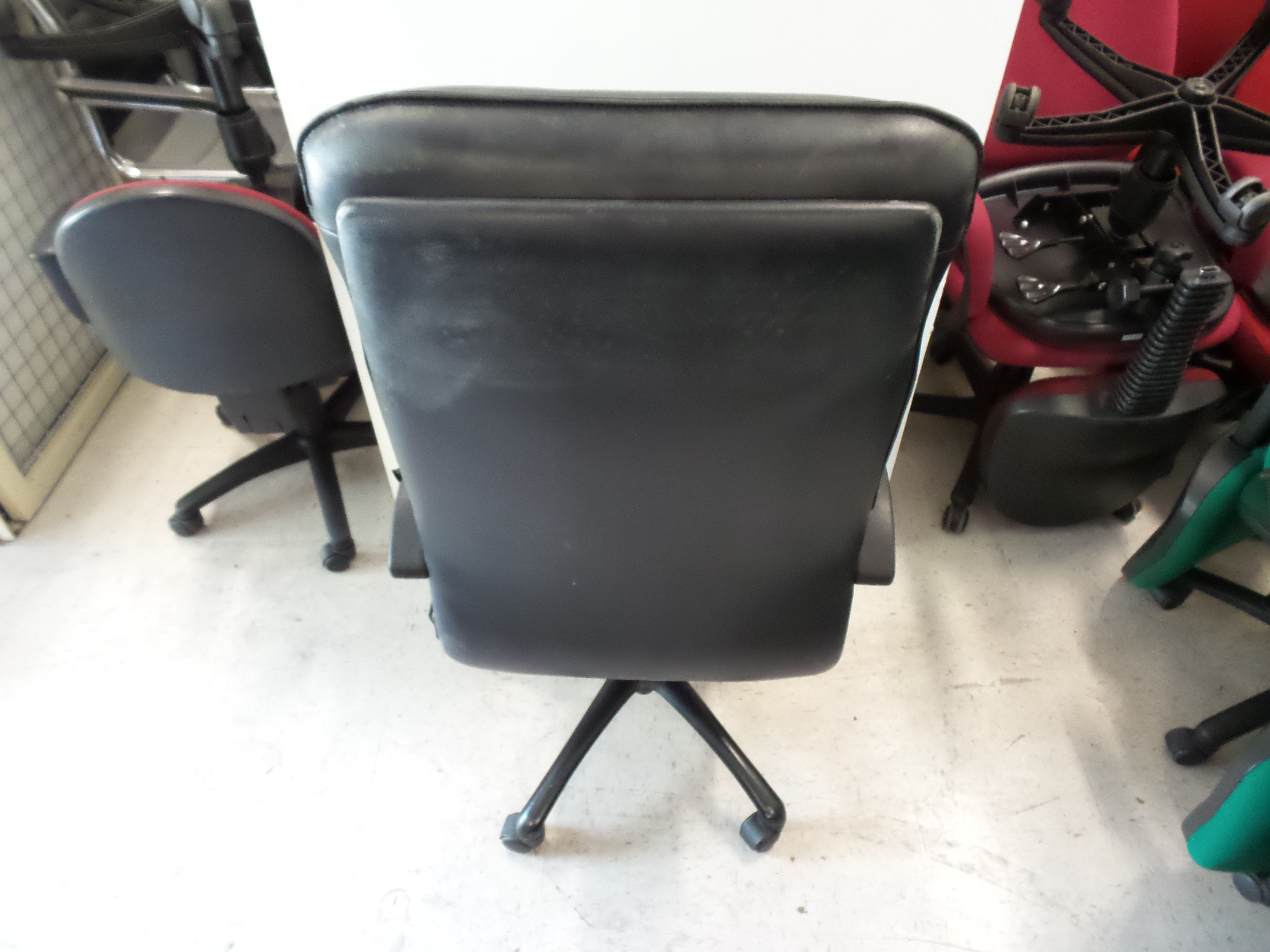 Lote 233 - 47 Sillas y sillones de diferentes tipos, operativas, ejecutivas y con respaldo - Imagen 13