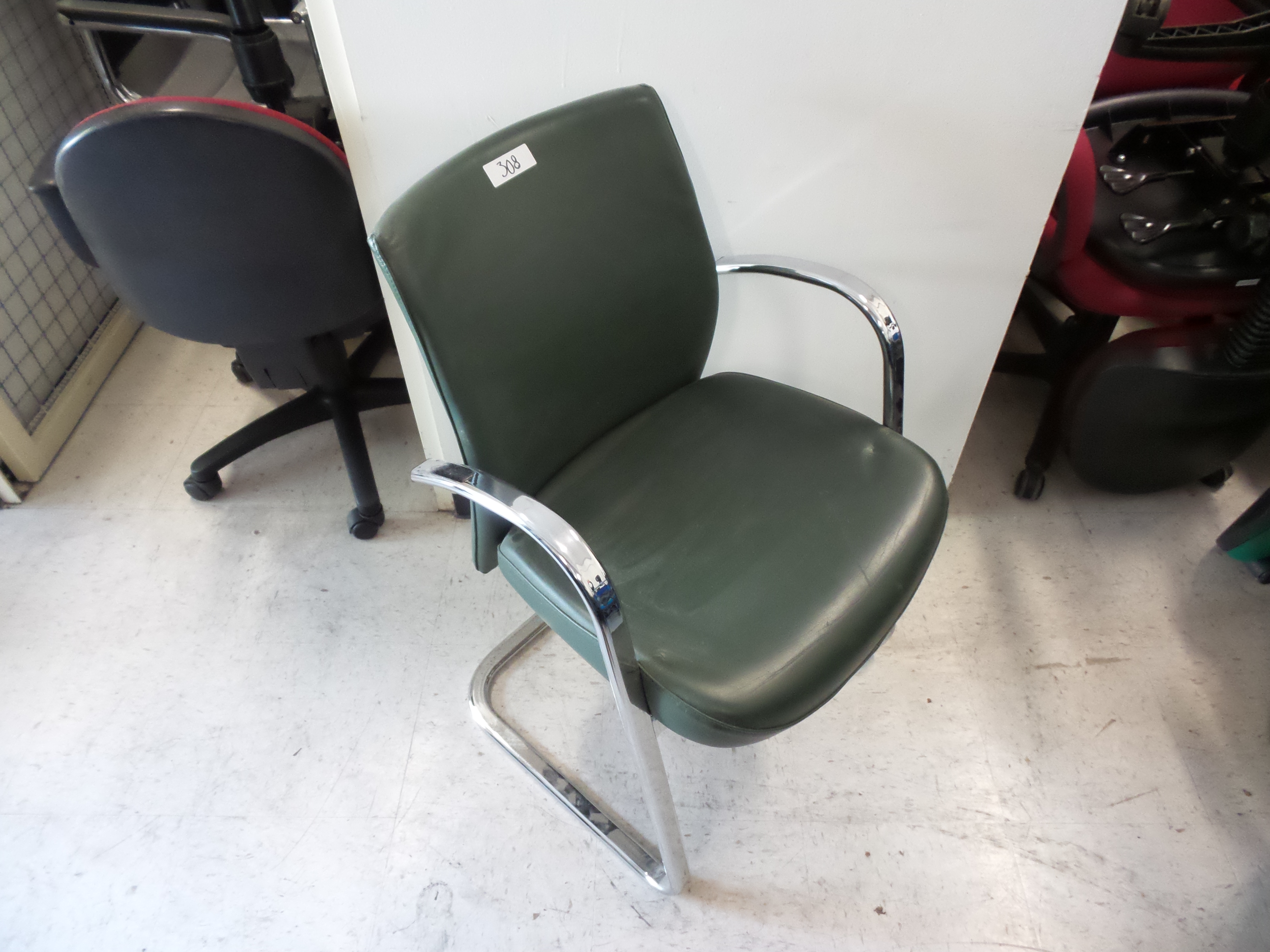 Lote 233 - 47 Sillas y sillones de diferentes tipos, operativas, ejecutivas y con respaldo - Imagen 19