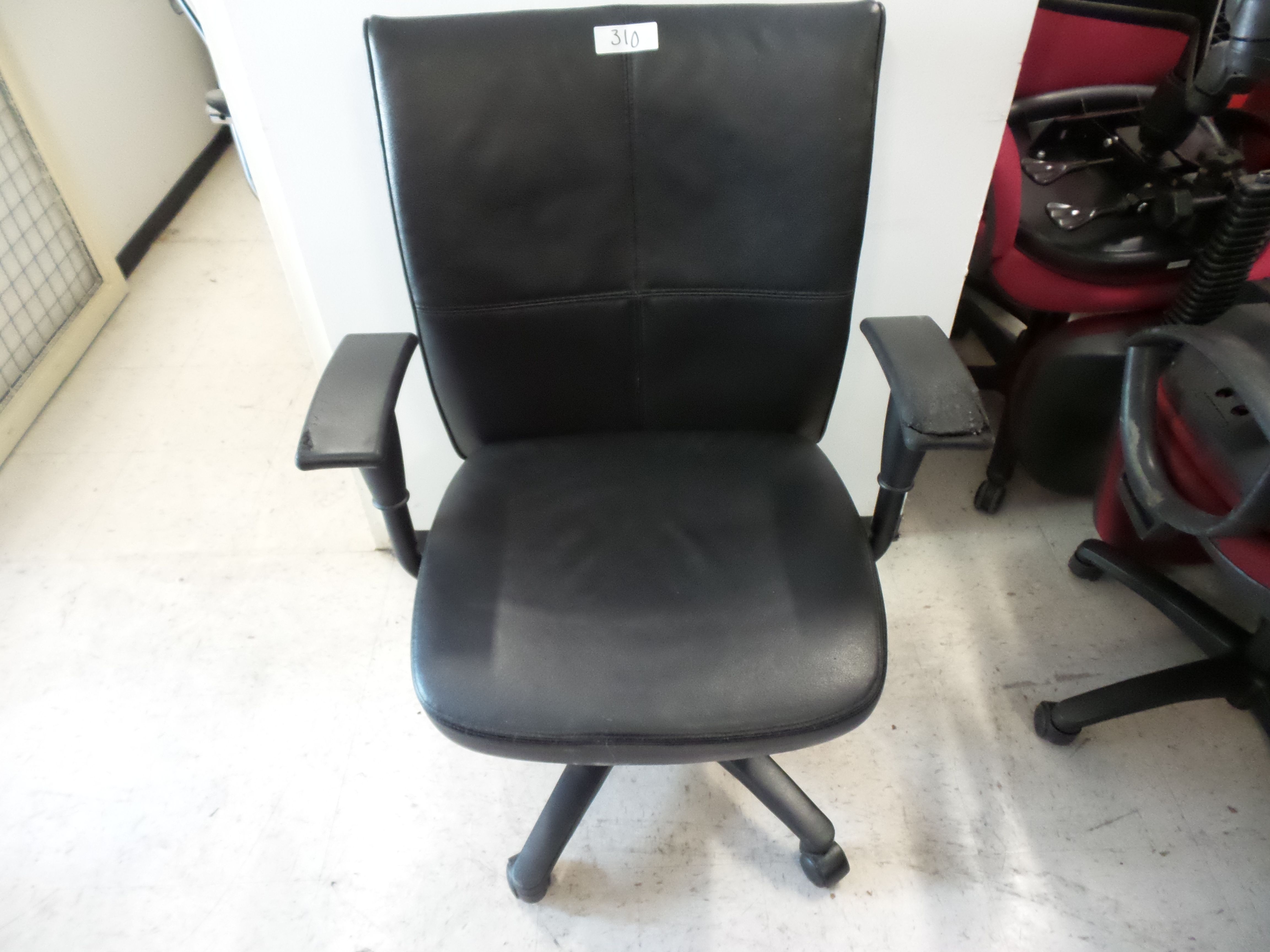 Lote 233 - 47 Sillas y sillones de diferentes tipos, operativas, ejecutivas y con respaldo