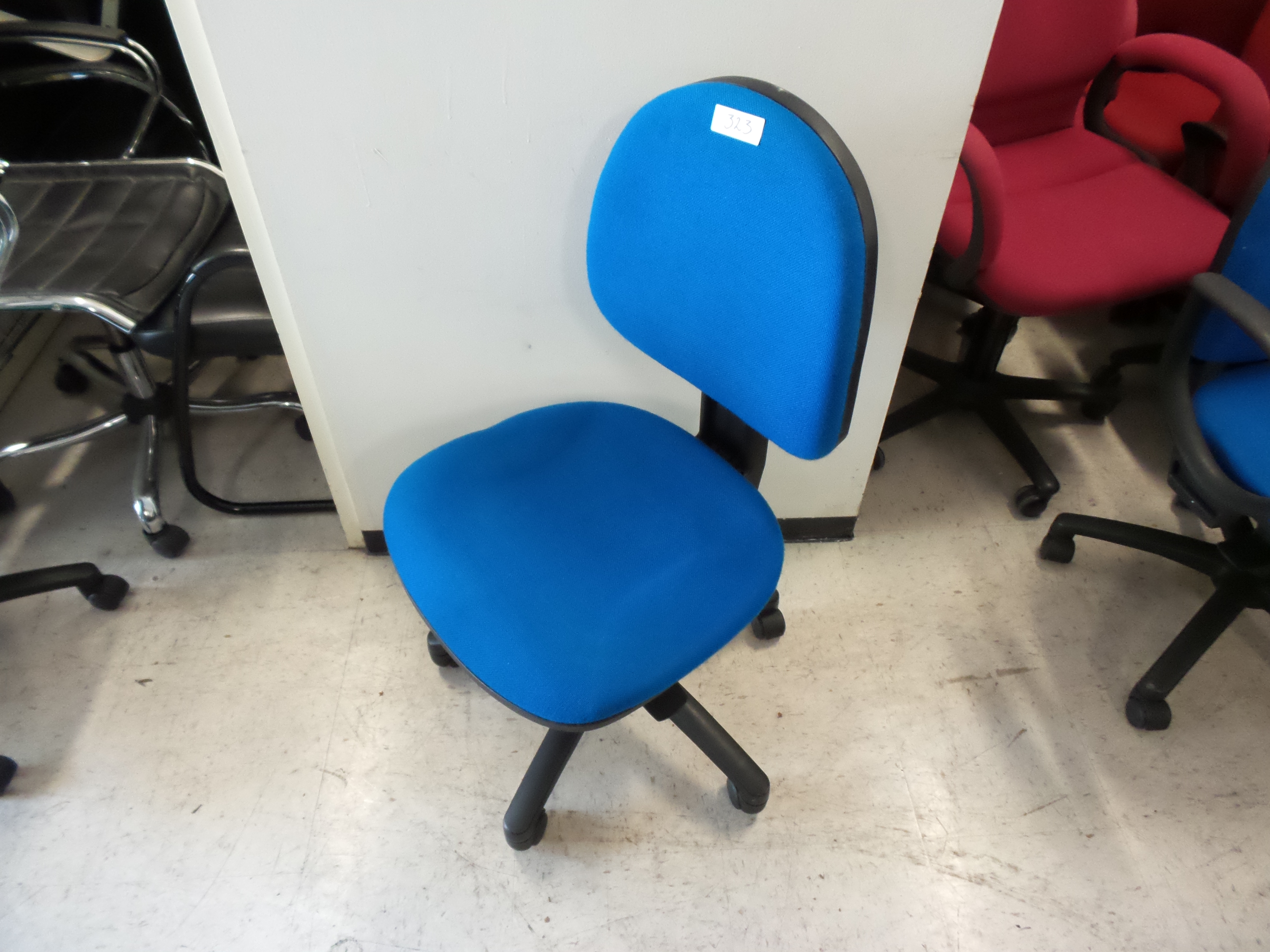 Lote 237 - 50 Sillas operativas en tela color verde y azul