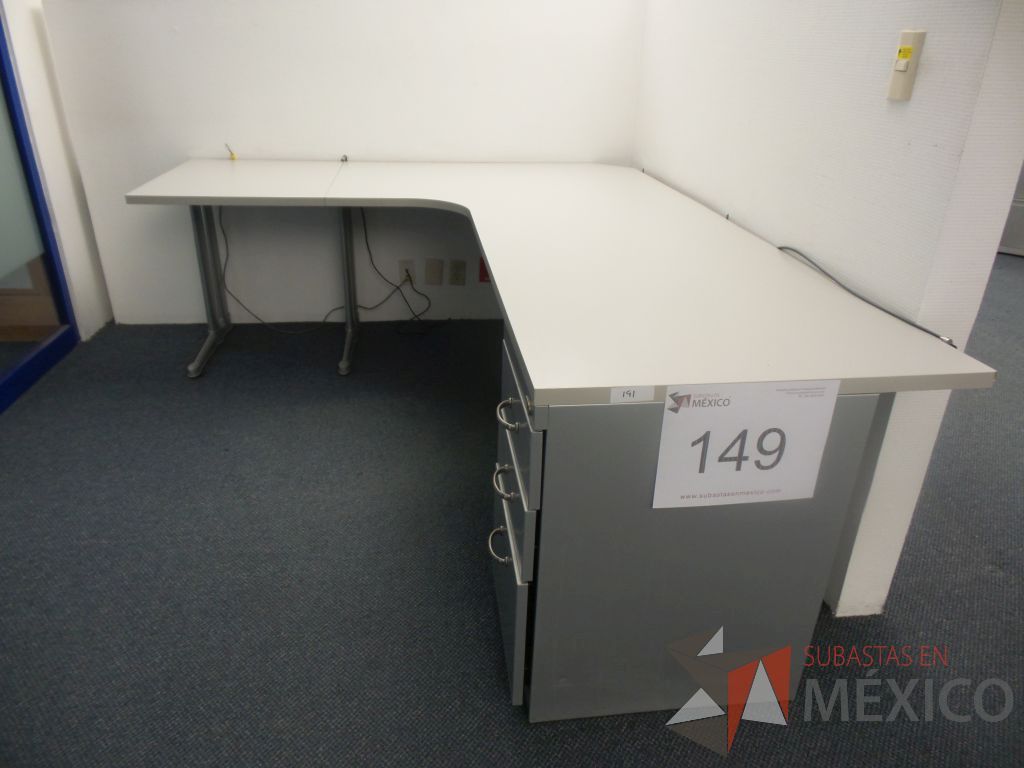 Lote 149 - Estación de trabajo para 1 persona soportada en tabla roca con 1 archivero vertical con 3 cajones - Imagen 2