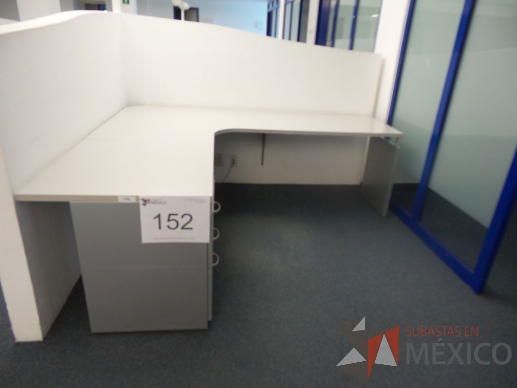 Lote 152 - Estación de trabajo para 1 persona soportada en tabla roca con 1 archivero vertical con 3 cajones - Imagen 2