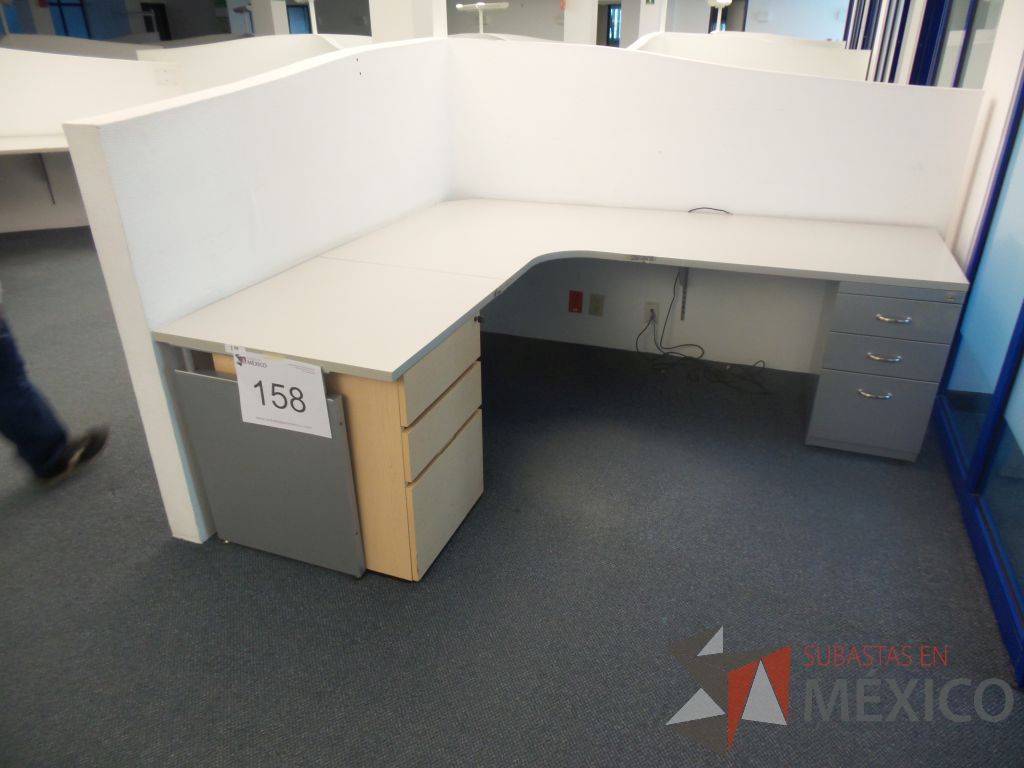 Lote 158 - Estación de trabajo para 1 persona soportada en tabla roca con 2 archiveros verticales con 3 cajones - Imagen 2