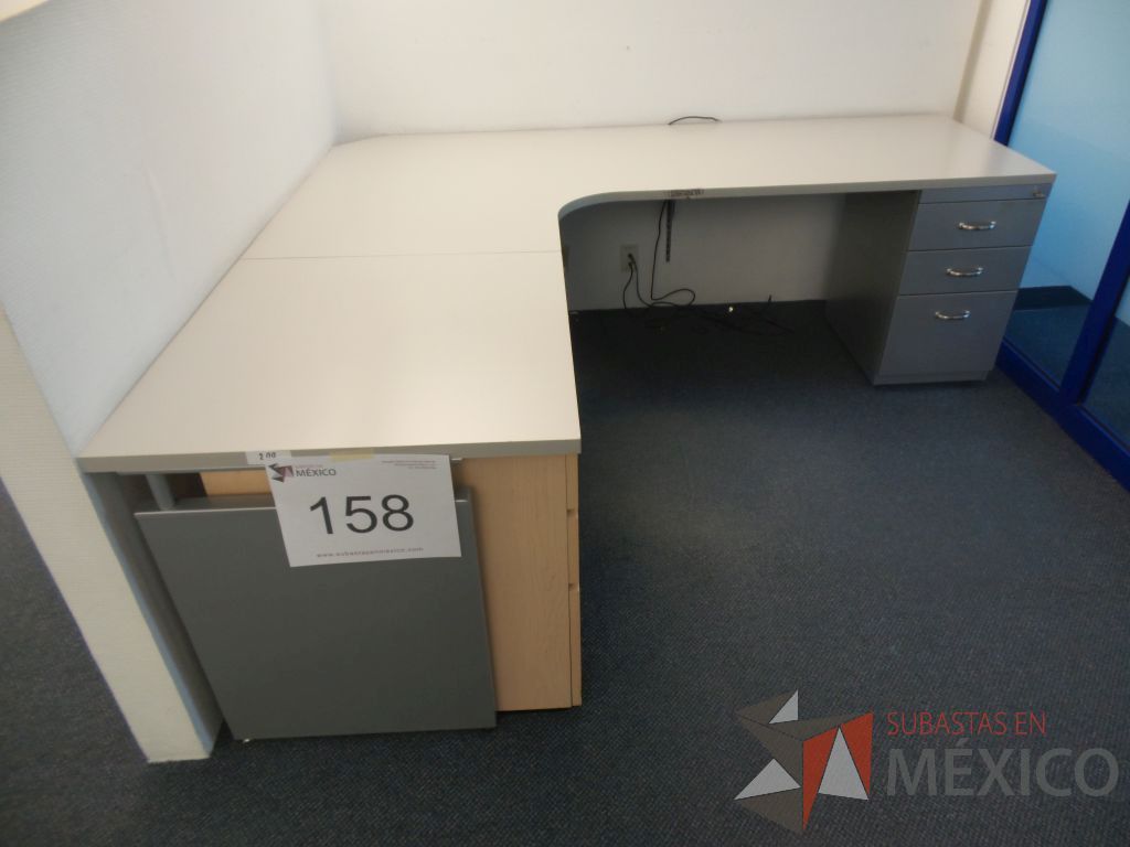 Lote 158 - Estación de trabajo para 1 persona soportada en tabla roca con 2 archiveros verticales con 3 cajones - Imagen 3