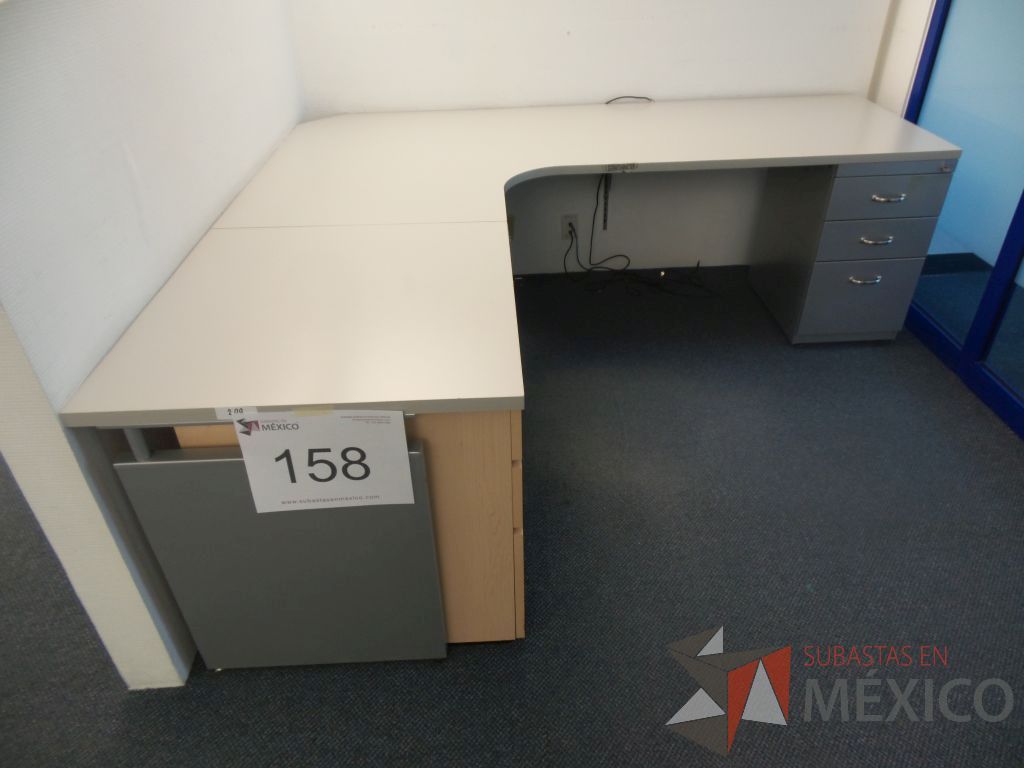 Lote 158 - Estación de trabajo para 1 persona soportada en tabla roca con 2 archiveros verticales con 3 cajones - Imagen 4