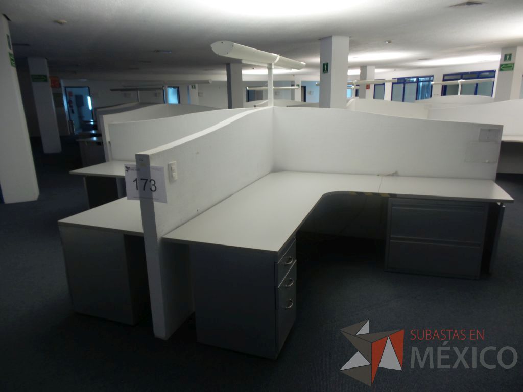 Lote 173 - Estación de trabajo para 4 personas con superficies soportadas en tabla roca - Imagen 2
