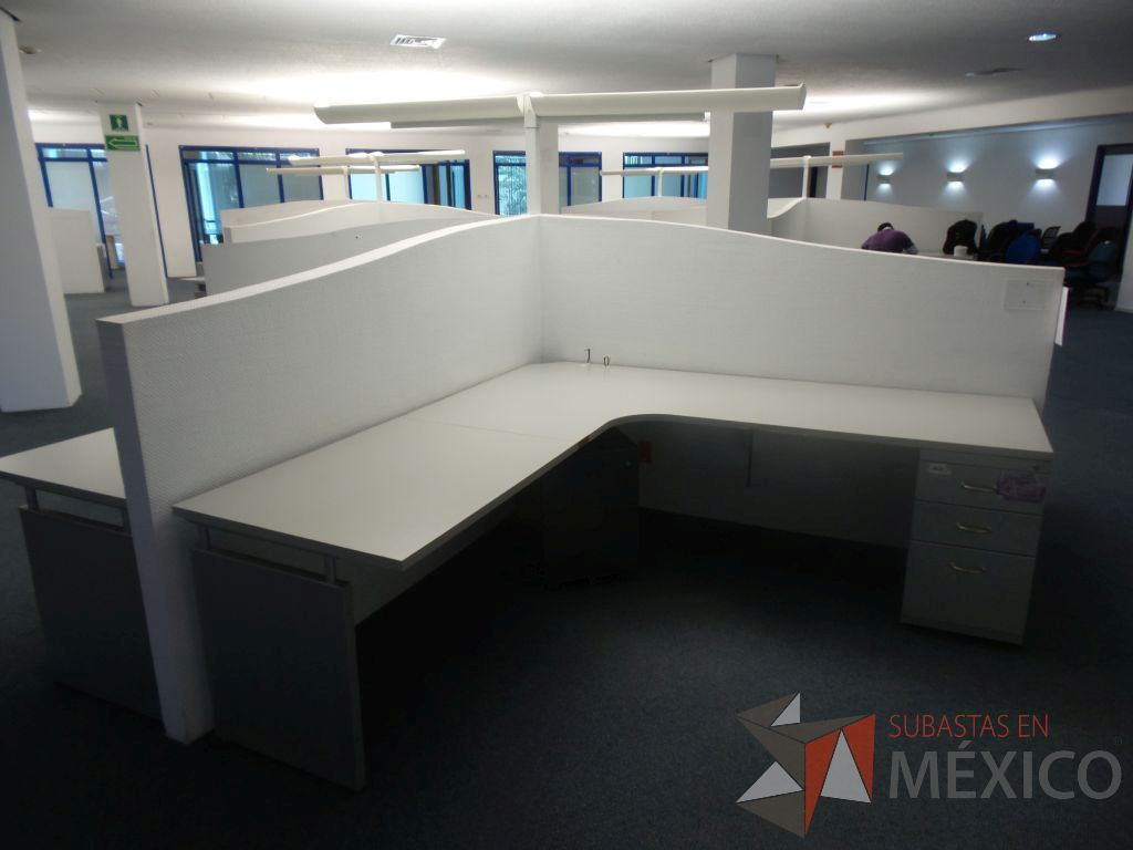 Lote 179 - Estación de trabajo para 4 personas con superficies soportadas en tabla roca - Imagen 2