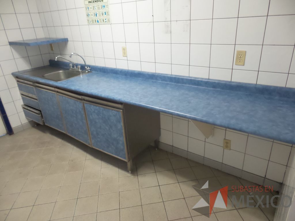 Lote 180 - Cocina integral con tarja, alacenas y mueble en color azul con acabado en acero inoxidable - Imagen 5