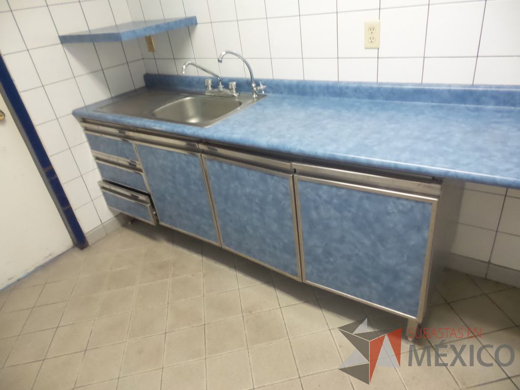 Lote 180 - Cocina integral con tarja, alacenas y mueble en color azul con acabado en acero inoxidable - Imagen 6