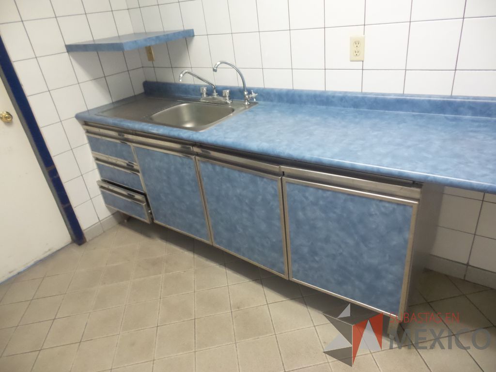 Lote 180 - Cocina integral con tarja, alacenas y mueble en color azul con acabado en acero inoxidable