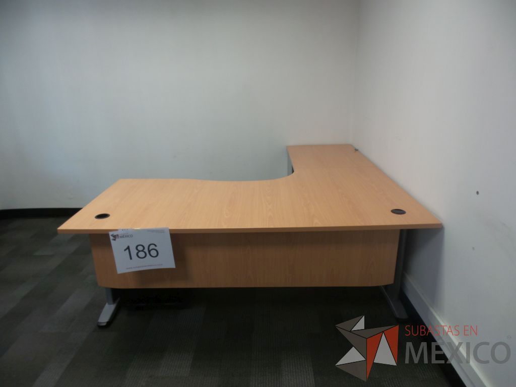 Lote 186 - Escritorio en escuadra color cafe con archivero de pedestal y 1 archivero negro con 2 cajones - Imagen 2