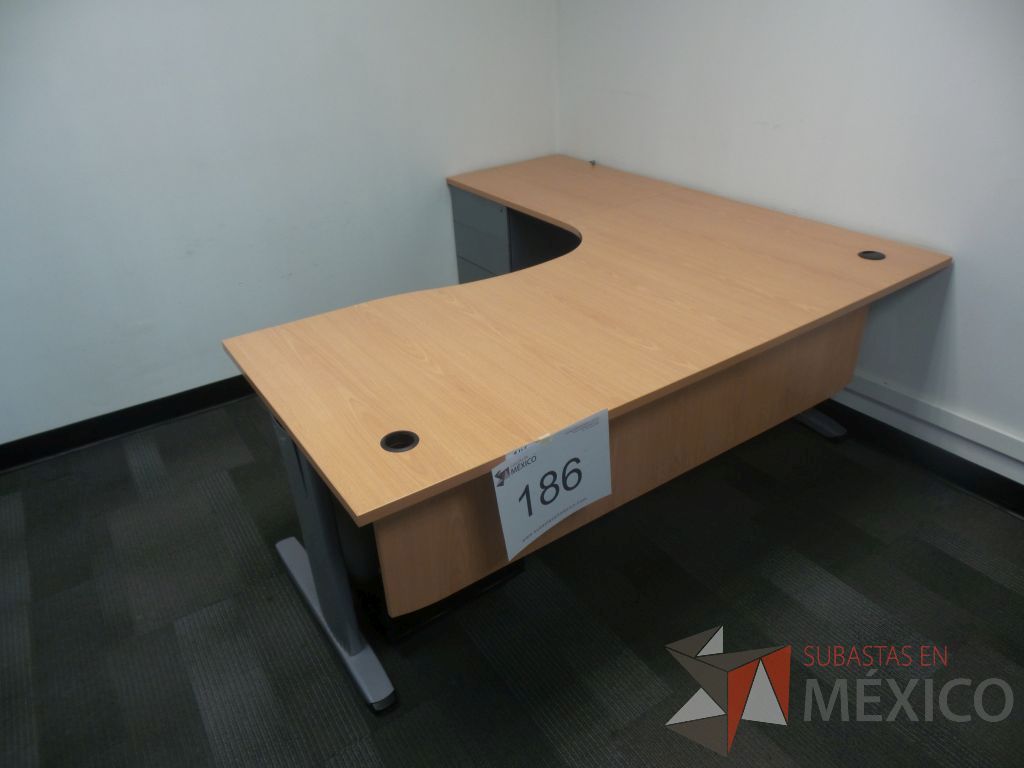 Lote 186 - Escritorio en escuadra color cafe con archivero de pedestal y 1 archivero negro con 2 cajones - Imagen 3