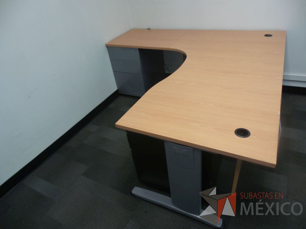 Lote 186 - Escritorio en escuadra color cafe con archivero de pedestal y 1 archivero negro con 2 cajones - Imagen 4
