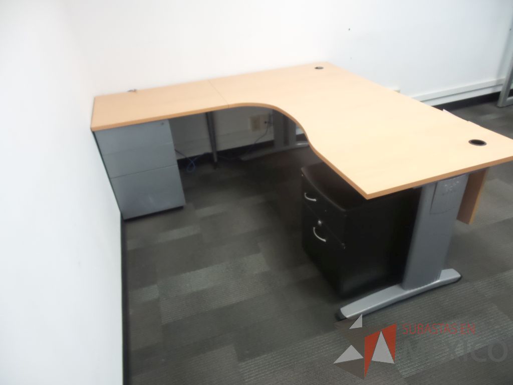 Lote 186 - Escritorio en escuadra color cafe con archivero de pedestal y 1 archivero negro con 2 cajones