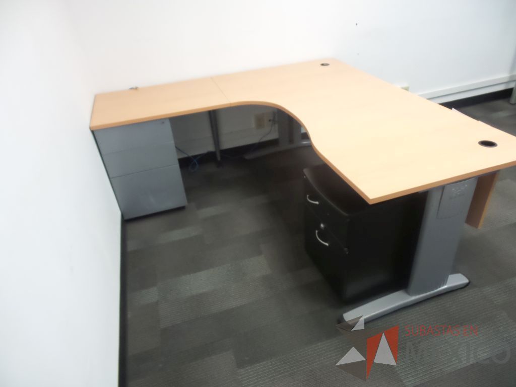 Lote 186 - Escritorio en escuadra color cafe con archivero de pedestal y 1 archivero negro con 2 cajones - Imagen 5