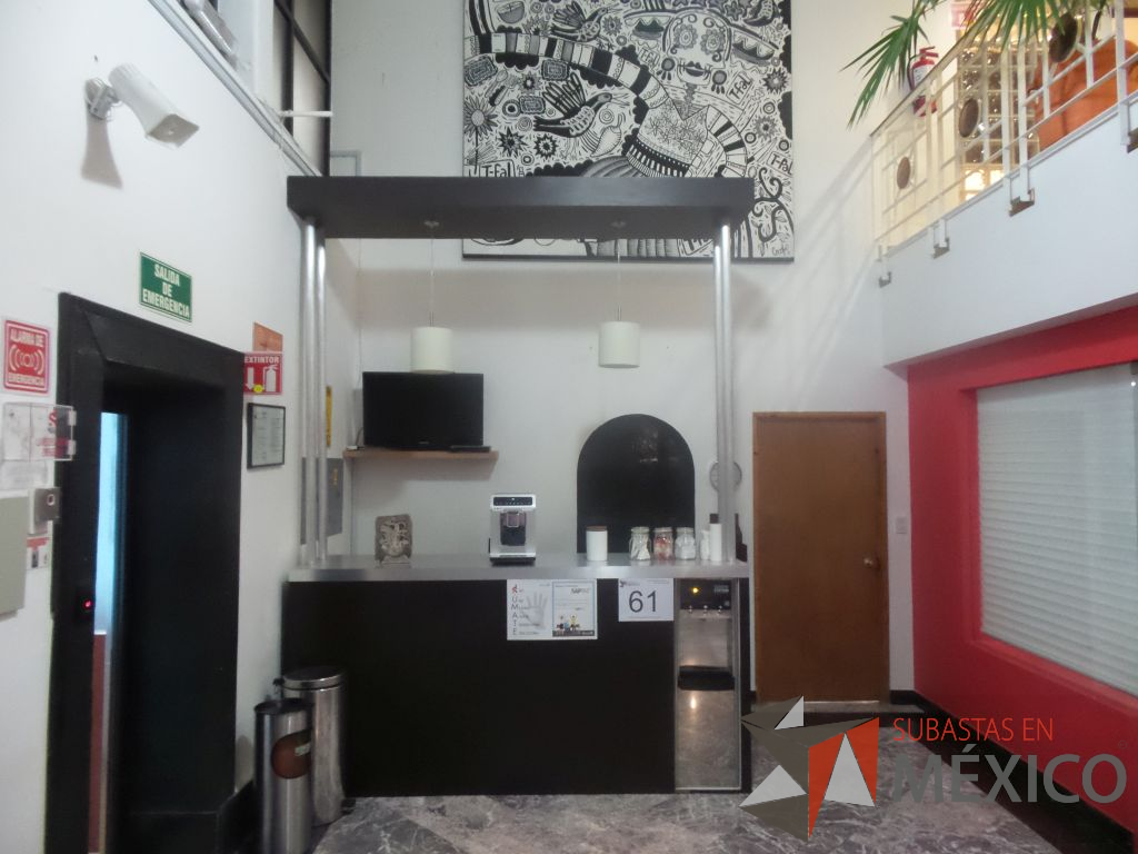 Lote 061 - Mueble de madera tipo barra con espacio para despachador de agua y dos lamparas colgantes - Imagen 2