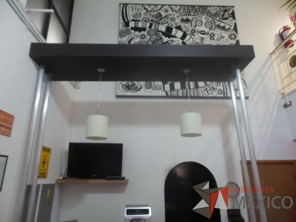 Lote 061 - Mueble de madera tipo barra con espacio para despachador de agua y dos lamparas colgantes - Imagen 4