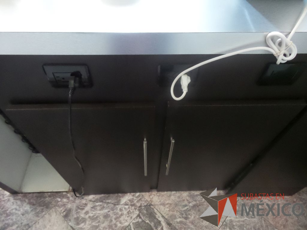 Lote 061 - Mueble de madera tipo barra con espacio para despachador de agua y dos lamparas colgantes - Imagen 5