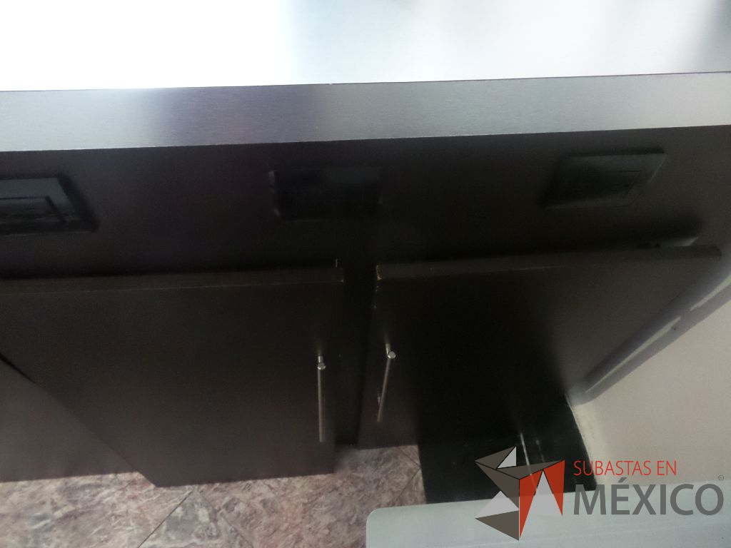 Lote 061 - Mueble de madera tipo barra con espacio para despachador de agua y dos lamparas colgantes - Imagen 6