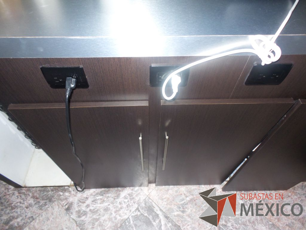 Lote 061 - Mueble de madera tipo barra con espacio para despachador de agua y dos lamparas colgantes - Imagen 7