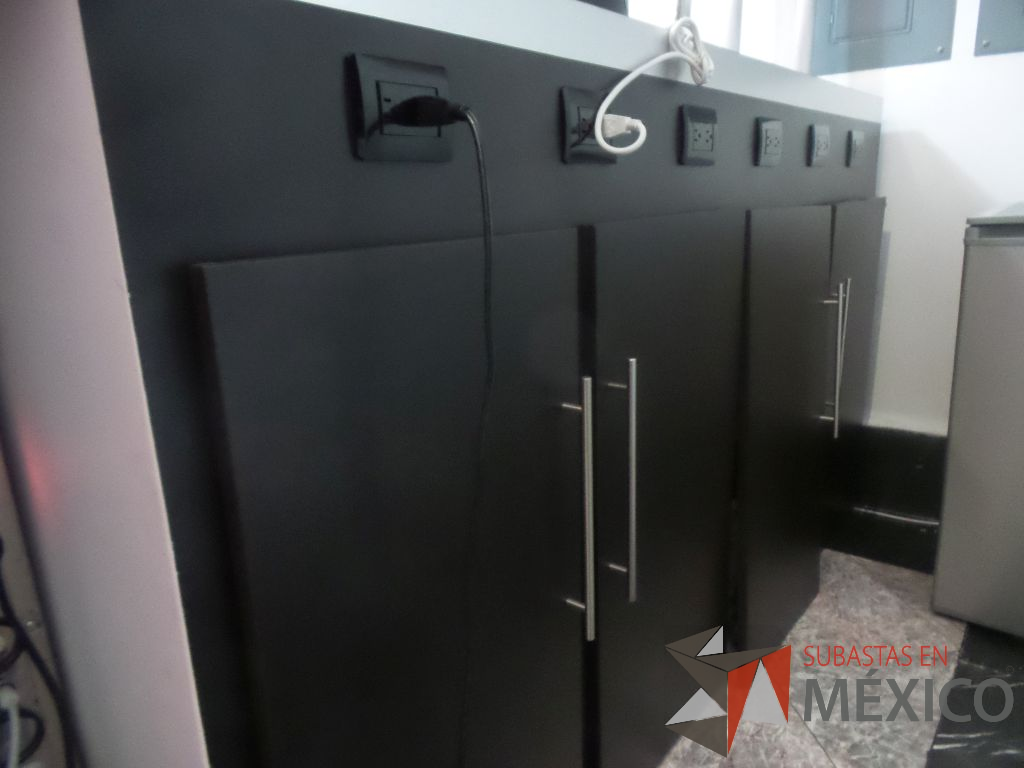 Lote 061 - Mueble de madera tipo barra con espacio para despachador de agua y dos lamparas colgantes - Imagen 9