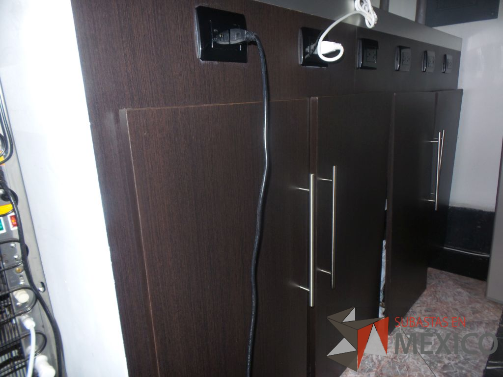 Lote 061 - Mueble de madera tipo barra con espacio para despachador de agua y dos lamparas colgantes - Imagen 10