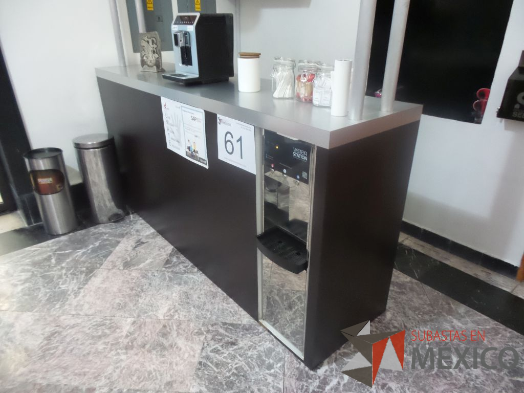 Lote 061 - Mueble de madera tipo barra con espacio para despachador de agua y dos lamparas colgantes