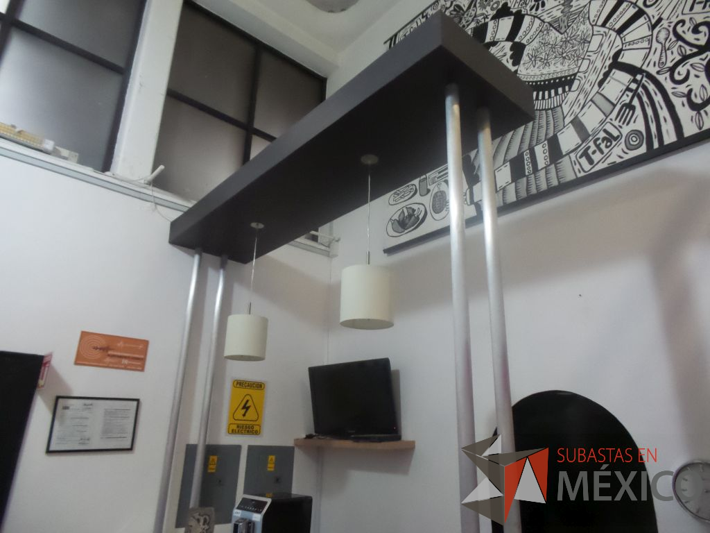 Lote 061 - Mueble de madera tipo barra con espacio para despachador de agua y dos lamparas colgantes - Imagen 11